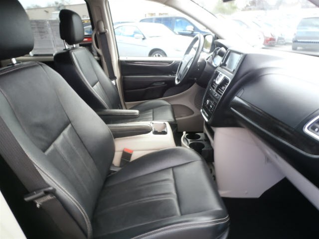 Chrysler Town and Country 2012 photo 4