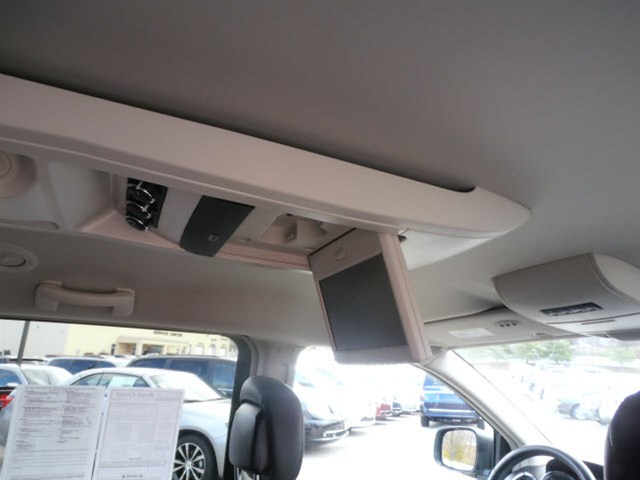 Chrysler Town and Country 2012 photo 5