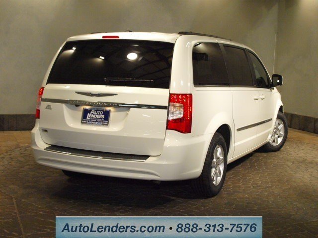 Chrysler Town and Country 2012 photo 2