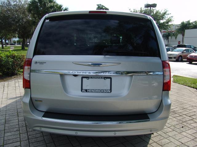 Chrysler Town and Country 2012 photo 2