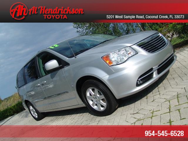 Chrysler Town and Country 2012 photo 3