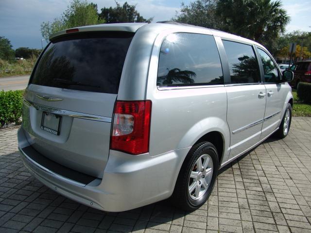 Chrysler Town and Country 2012 photo 4