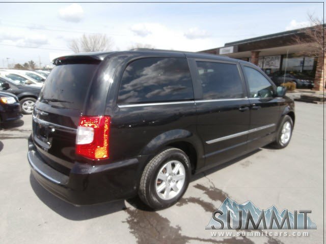 Chrysler Town and Country 2012 photo 2
