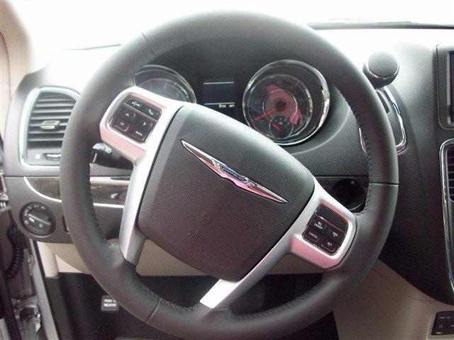 Chrysler Town and Country 2012 photo 3
