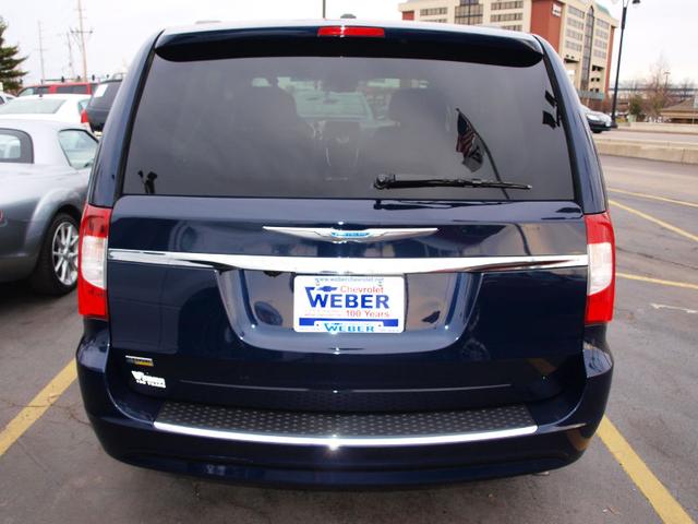 Chrysler Town and Country 2012 photo 1