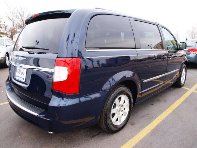 Chrysler Town and Country 2012 photo 2
