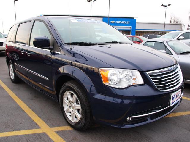 Chrysler Town and Country 2012 photo 3