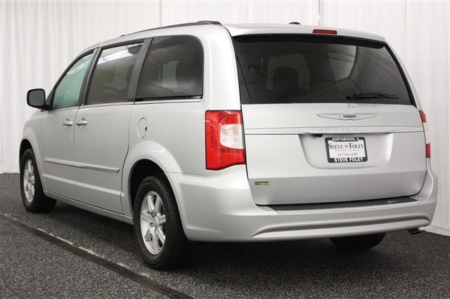 Chrysler Town and Country 2012 photo 1