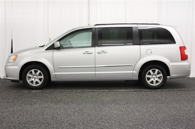 Chrysler Town and Country 2012 photo 2