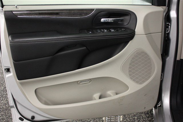 Chrysler Town and Country 2012 photo 3