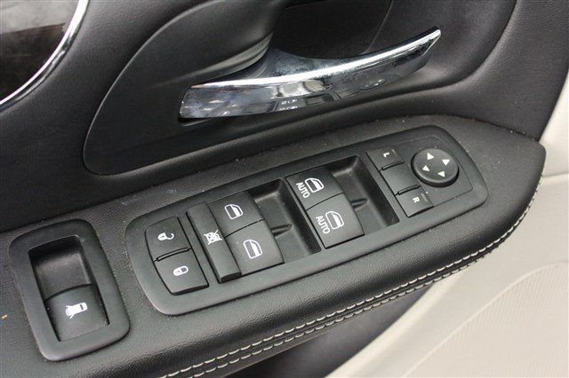 Chrysler Town and Country 2012 photo 5