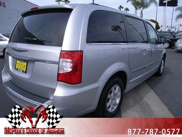Chrysler Town and Country 2012 photo 2