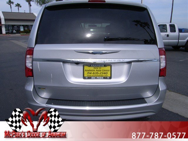 Chrysler Town and Country 2012 photo 3