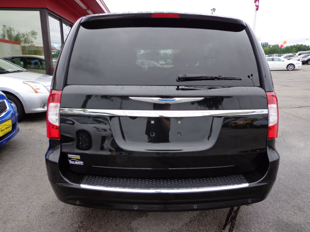Chrysler Town and Country 2012 photo 1