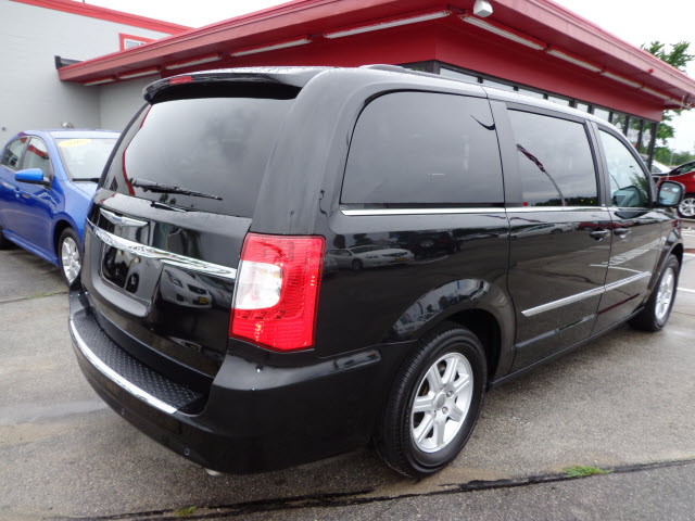 Chrysler Town and Country 2012 photo 2