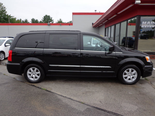 Chrysler Town and Country 2012 photo 3