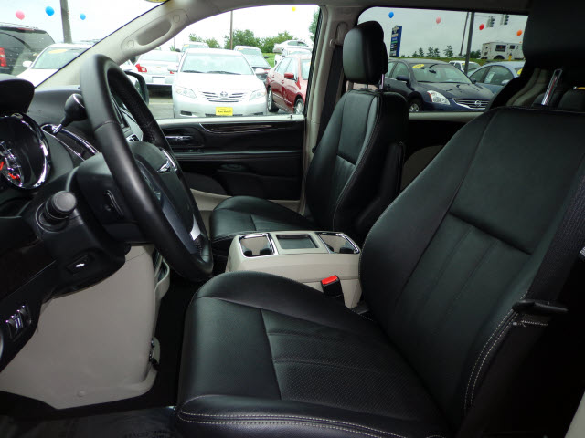 Chrysler Town and Country 2012 photo 5