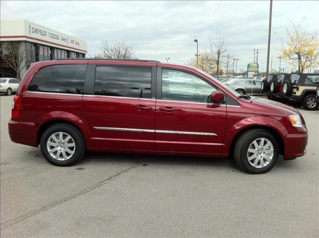 Chrysler Town and Country 2012 photo 1