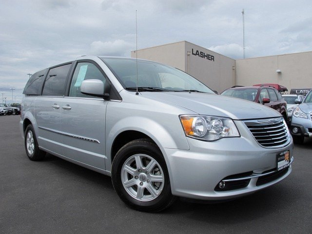 Chrysler Town and Country 2012 photo 2