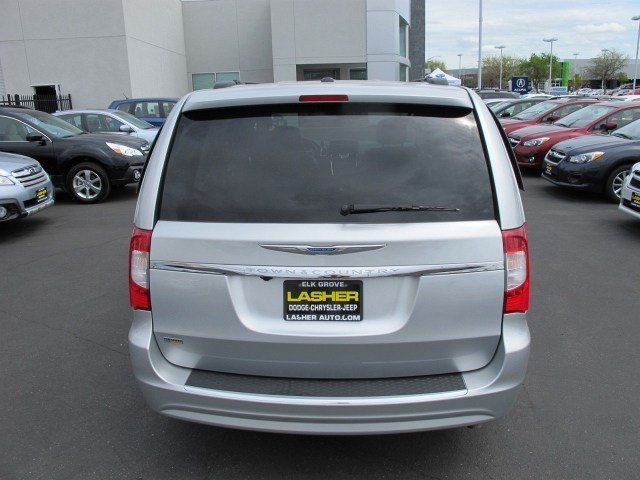 Chrysler Town and Country 2012 photo 4