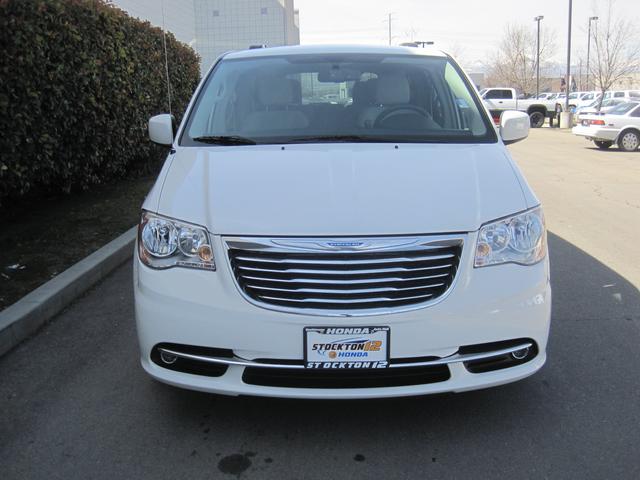 Chrysler Town and Country 2012 photo 1