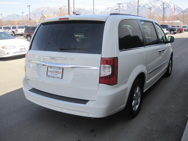 Chrysler Town and Country 2012 photo 2