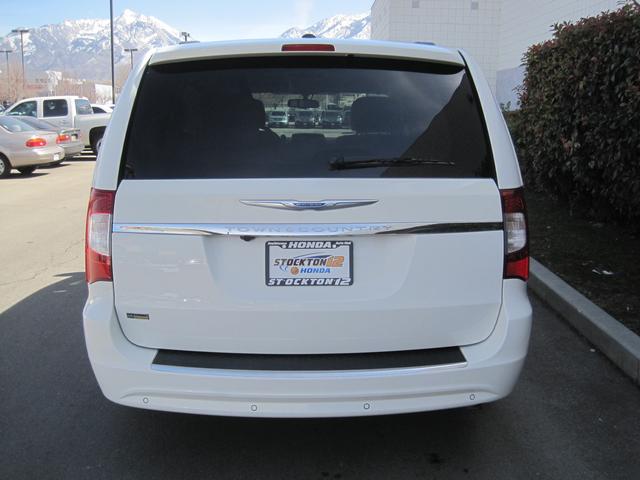 Chrysler Town and Country 2012 photo 3