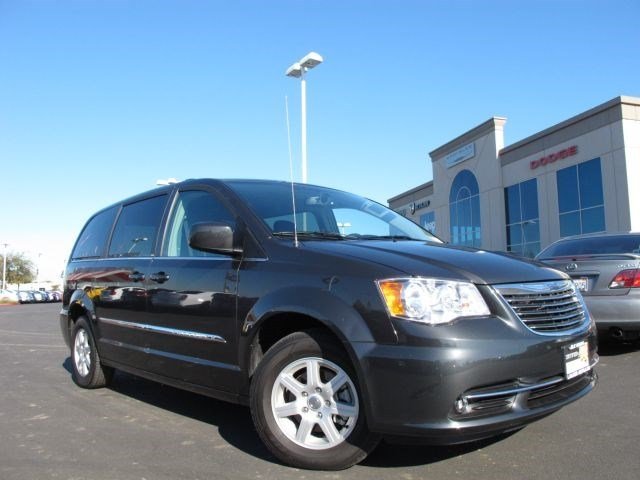 Chrysler Town and Country 2012 photo 1