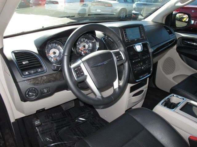 Chrysler Town and Country 2012 photo 2
