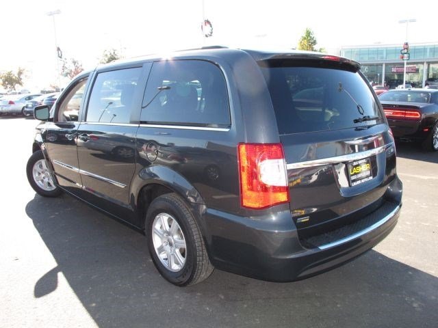 Chrysler Town and Country 2012 photo 3