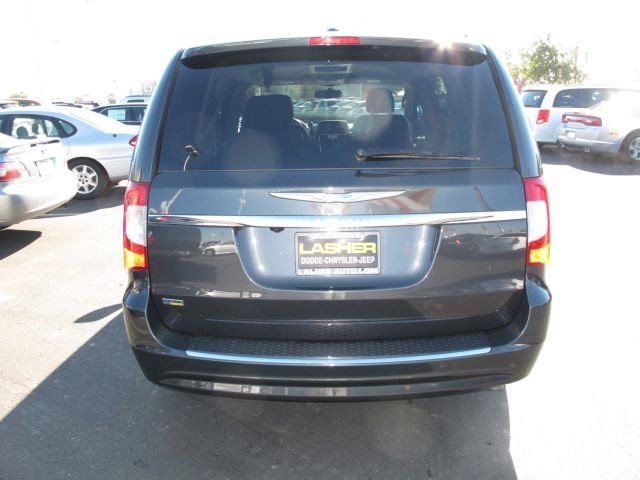 Chrysler Town and Country 2012 photo 4
