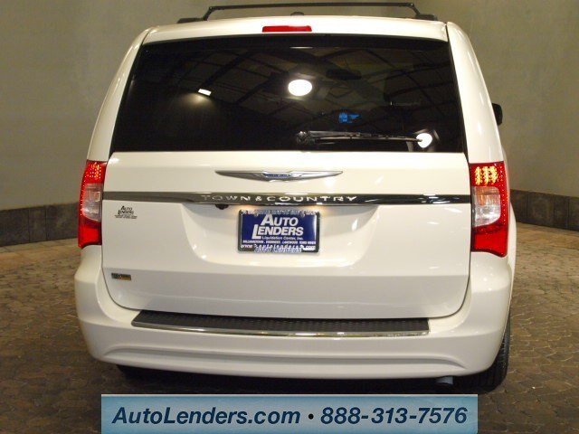 Chrysler Town and Country 2012 photo 2