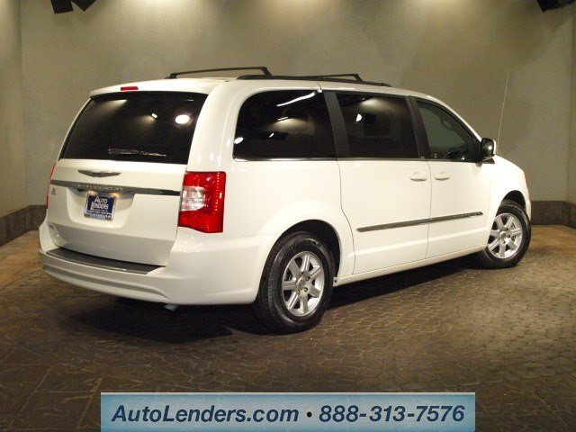 Chrysler Town and Country 2012 photo 3