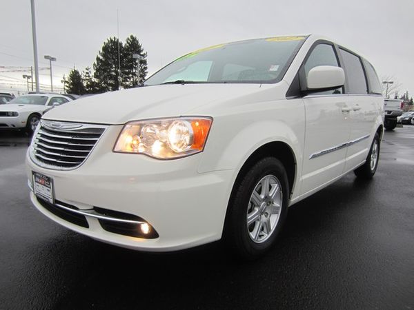 Chrysler Town and Country 2012 photo 1