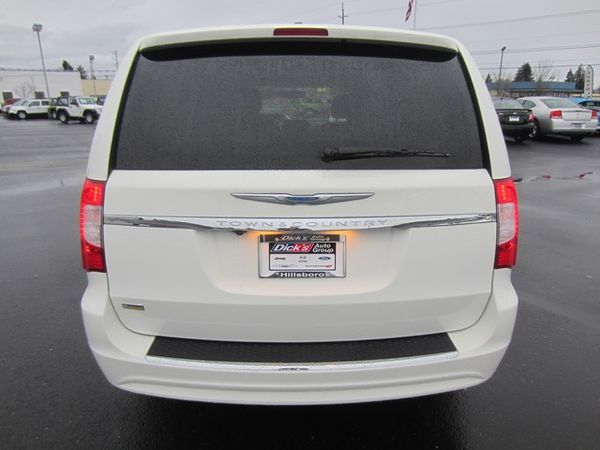 Chrysler Town and Country 2012 photo 2