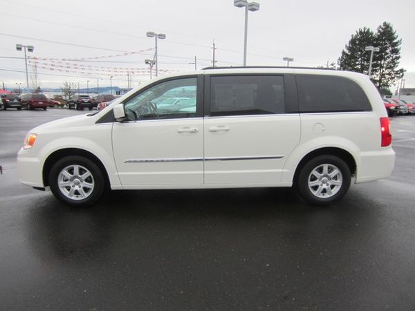 Chrysler Town and Country 2012 photo 3