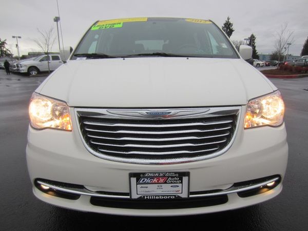 Chrysler Town and Country 2012 photo 4