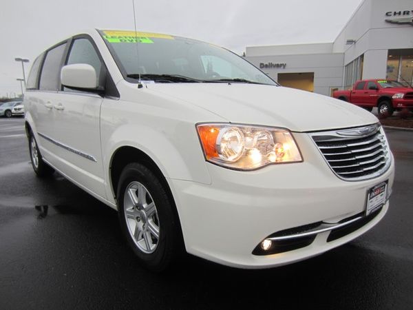 Chrysler Town and Country 2012 photo 5