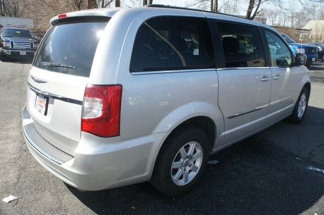 Chrysler Town and Country 2012 photo 1