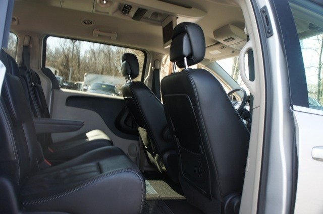 Chrysler Town and Country 2012 photo 2