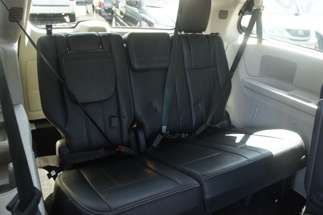 Chrysler Town and Country 2012 photo 3