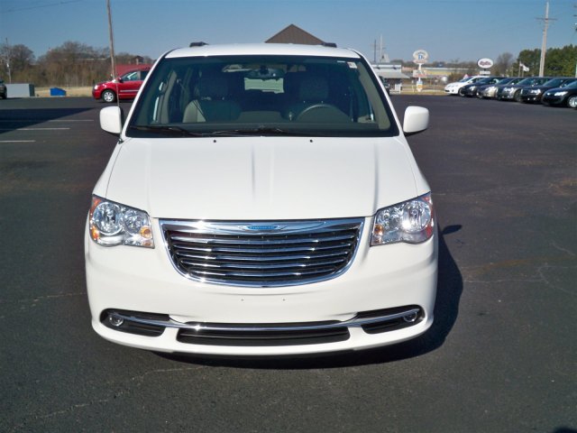 Chrysler Town and Country 2012 photo 2
