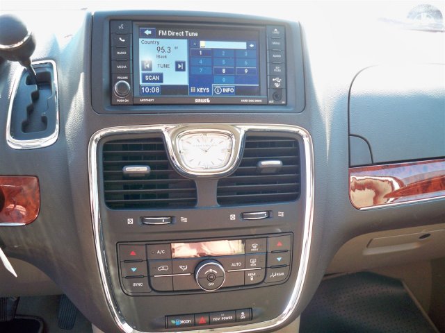 Chrysler Town and Country 2012 photo 3