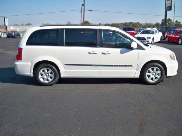 Chrysler Town and Country 2012 photo 5