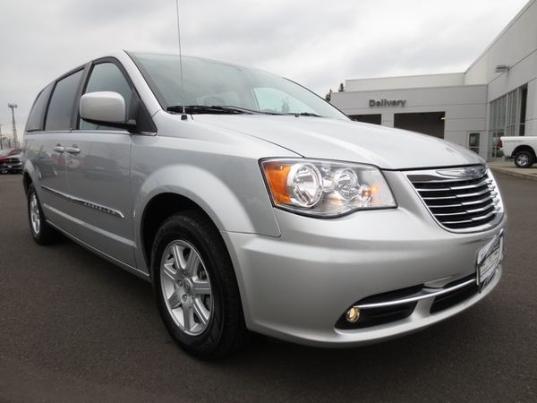 Chrysler Town and Country 2012 photo 2