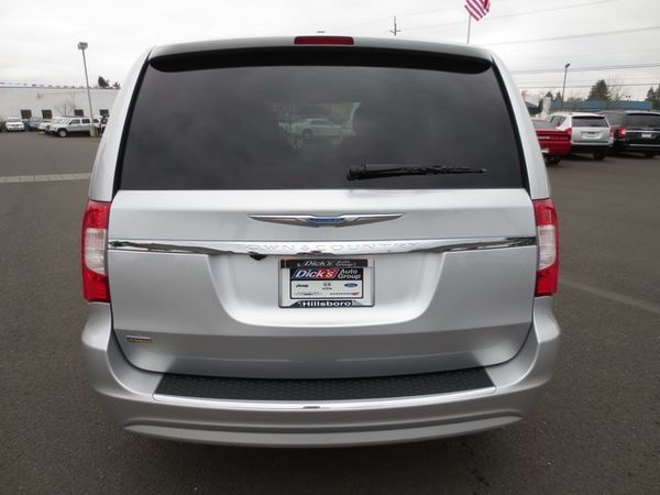 Chrysler Town and Country 2012 photo 3
