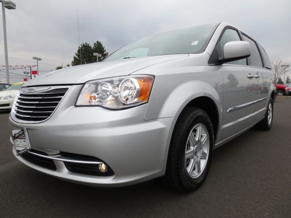 Chrysler Town and Country 2012 photo 4