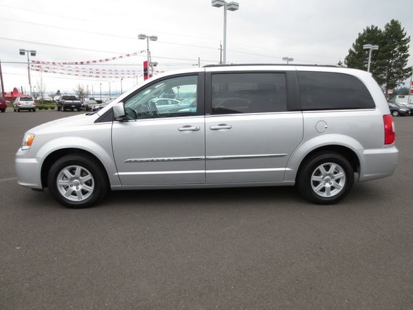 Chrysler Town and Country 2012 photo 5