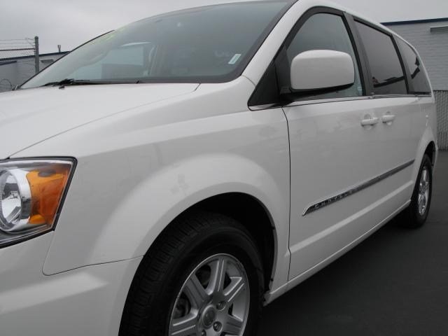 Chrysler Town and Country 2012 photo 3