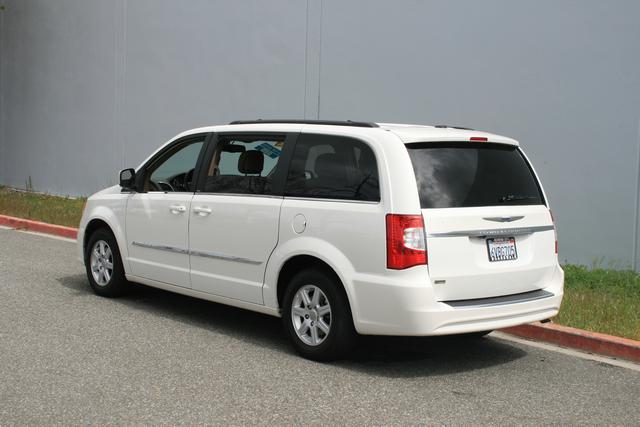 Chrysler Town and Country 2012 photo 2